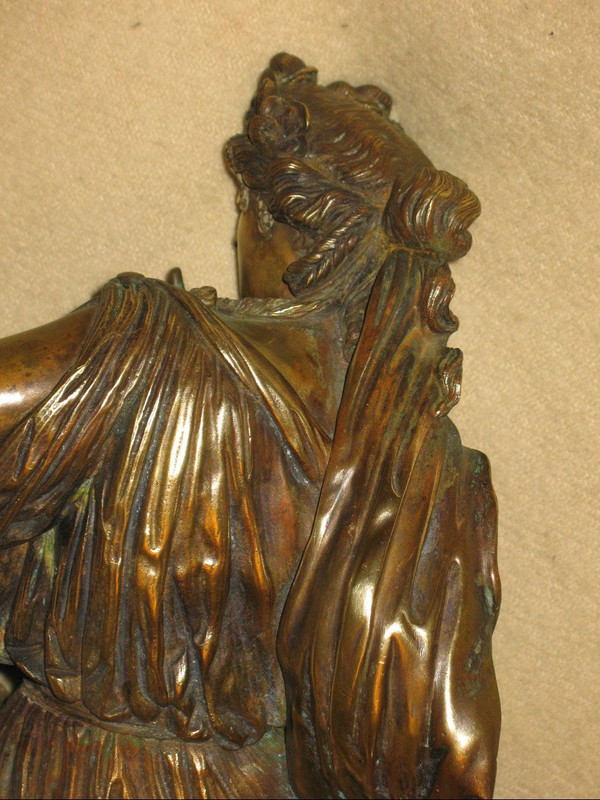 Scultura in bronzo di donna in stile antico con nido d'uccello, XIX secolo