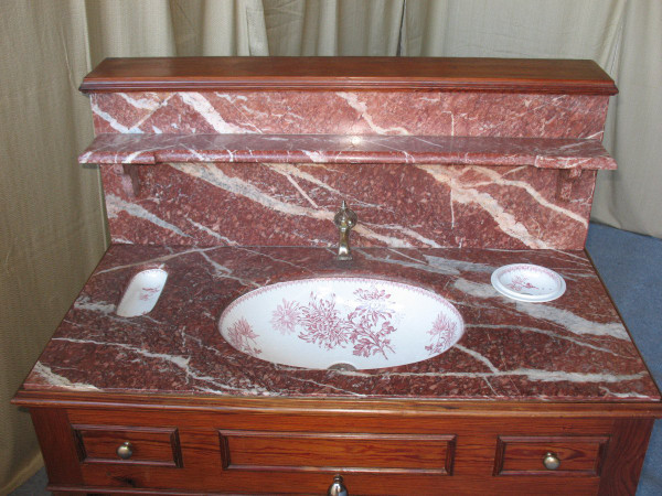 Meuble de toilette lavabo complet avec vasque et accessoires en faïence de Choisy le Roi 19ème