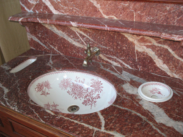 Meuble de toilette lavabo complet avec vasque et accessoires en faïence de Choisy le Roi 19ème