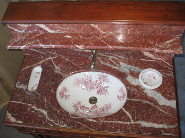 Meuble de toilette lavabo complet avec vasque et accessoires en faïence de Choisy le Roi 19ème