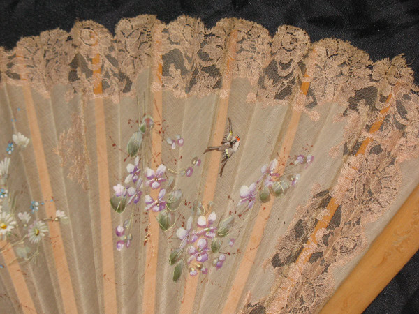 Fan in organza painted with birds and flowers early 20th century