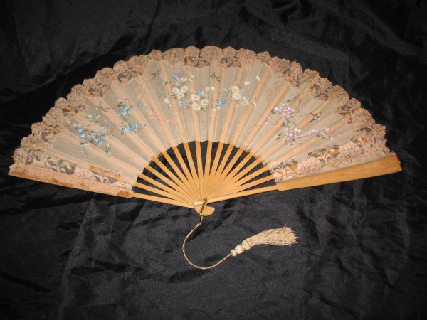 Fan in organza painted with birds and flowers early 20th century