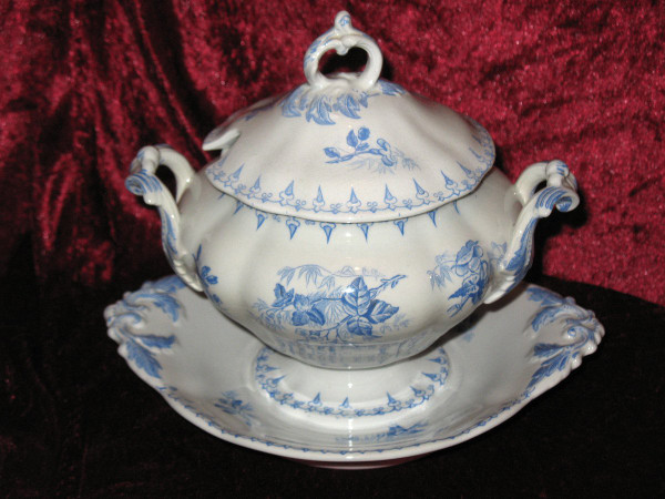 Sarreguemines earthenware table service, 19th century decor