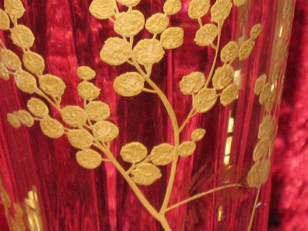 Glass vase painted with fine gold decorated with flowers, 19th century