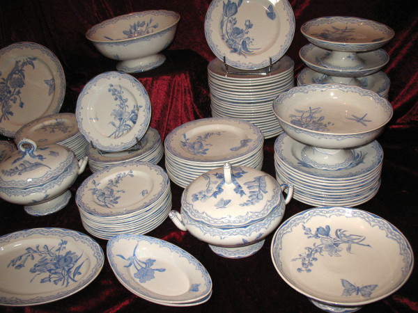 Table service of 120 pieces in earthenware from Gien decorated with flowers and butterflies, 19th century