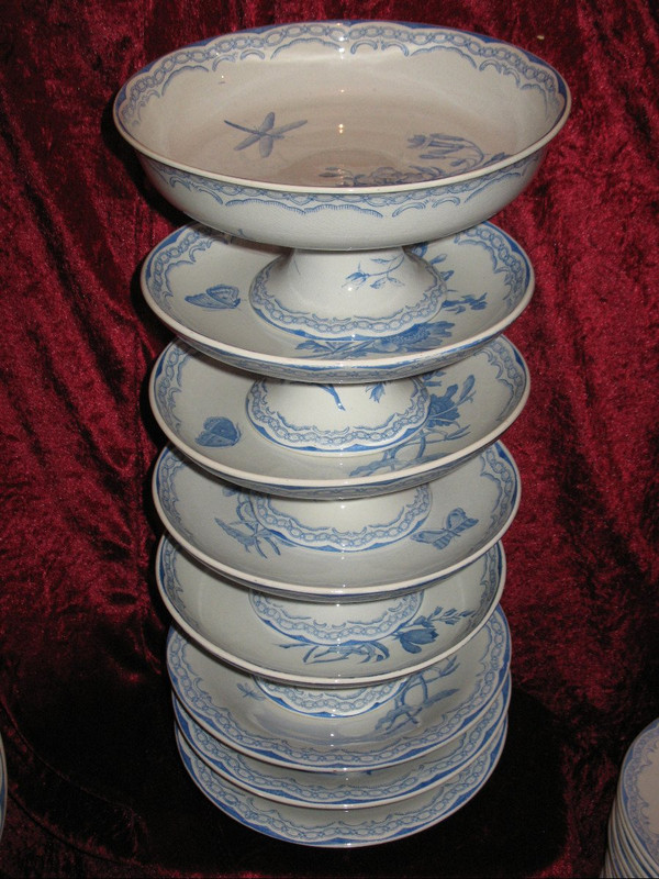 Table service of 120 pieces in earthenware from Gien decorated with flowers and butterflies, 19th century