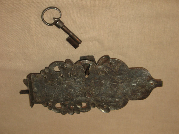 Strong wrought iron lock with its handle and key 17th century