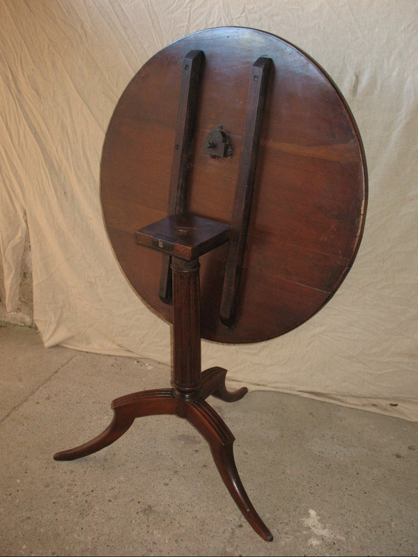 Tilting tripod pedestal in walnut, Louis XVI style, early 19th century