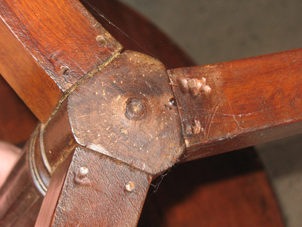 Tilting tripod pedestal in walnut, Louis XVI style, early 19th century