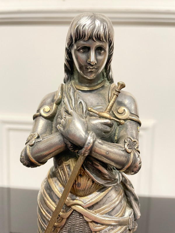 Eutrope Bouret (1833-1906) - Jeanne d'Arc in silberner Bronzerüstung