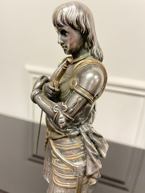 Eutrope Bouret (1833-1906) - Jeanne d'Arc in silberner Bronzerüstung