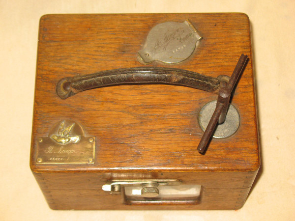 Printing chronometer recorder for pigeon fanciers in its original box from the early 20th century