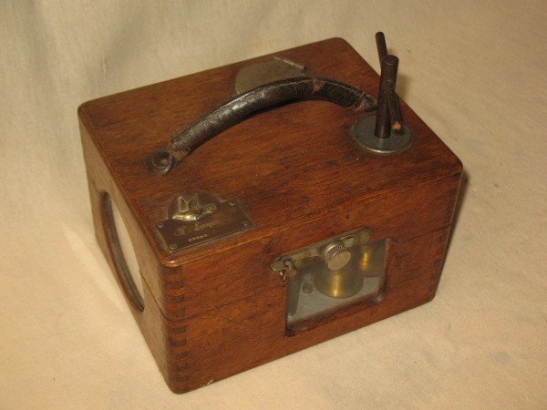 Printing chronometer recorder for pigeon fanciers in its original box from the early 20th century