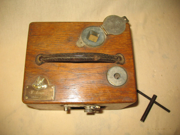 Printing chronometer recorder for pigeon fanciers in its original box from the early 20th century