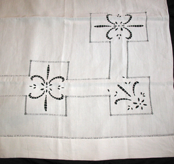 Sheet with back in Richelieu embroidery and handmade openwork decorated with fleur-de-lys