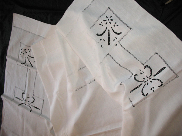 Sheet with back in Richelieu embroidery and handmade openwork decorated with fleur-de-lys