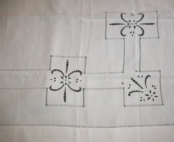 Sheet with back in Richelieu embroidery and handmade openwork decorated with fleur-de-lys