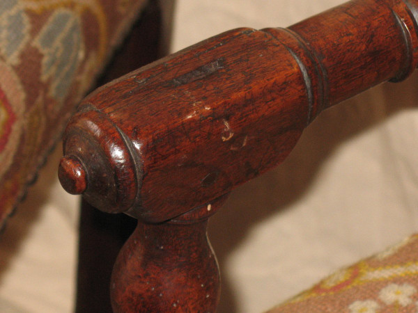 Paire de fauteuils à bras époque Louis XIII en noyer à tapisserie florale et oiseaux époque 17ème