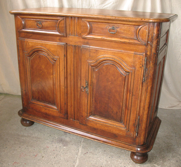 Small Louis XIV blond walnut buffet with 2 doors 2 drawers 17th century