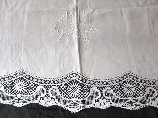 Large wire wedding drape with wide border and back in bobbin lace early 20th century