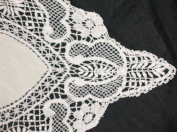 Large wire wedding drape with wide border and back in bobbin lace early 20th century