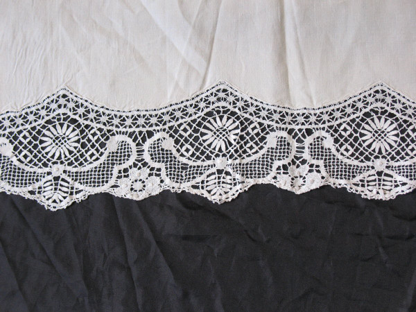 Large wire wedding drape with wide border and back in bobbin lace early 20th century