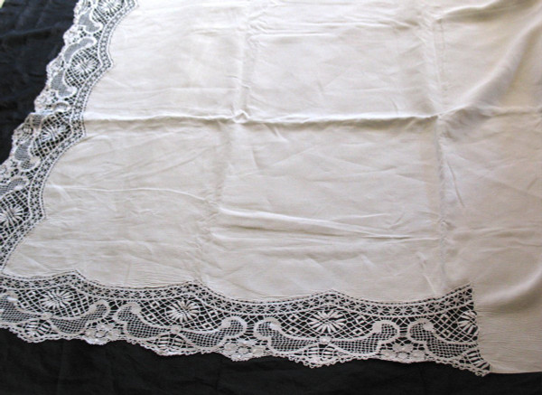 Large wire wedding drape with wide border and back in bobbin lace early 20th century