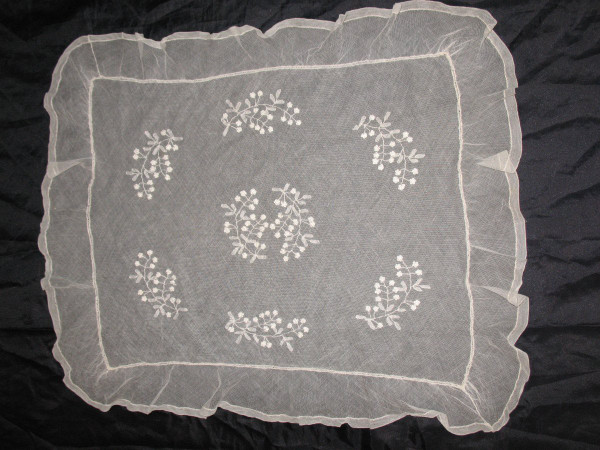 Small tablecloth in white embroidery on tulle, 19th century