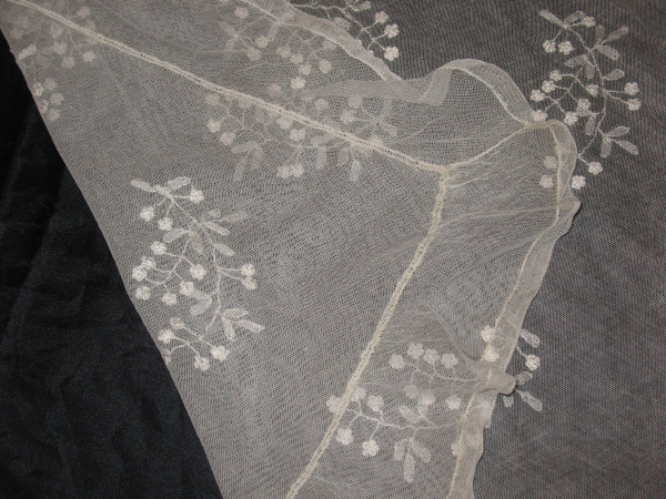 Small tablecloth in white embroidery on tulle, 19th century