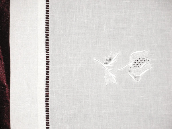 White embroidery tablecloth and days with its 12 napkins