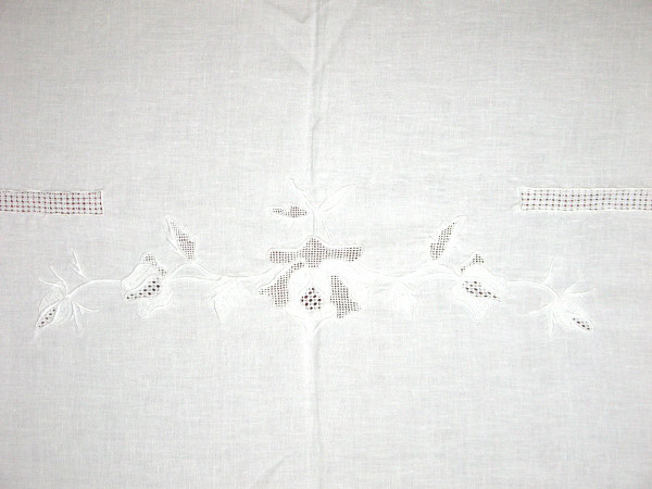 White embroidery tablecloth and days with its 12 napkins