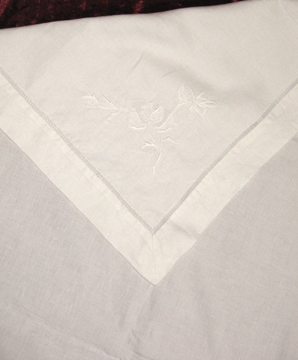 White embroidery tablecloth and days with its 12 napkins