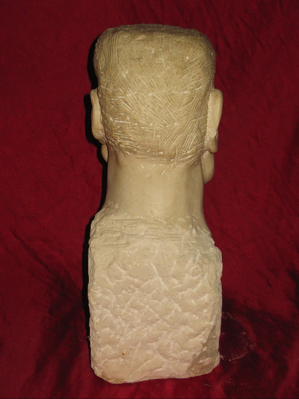 Busto di uomo in pietra di Borgogna firmato Moudie, XX secolo