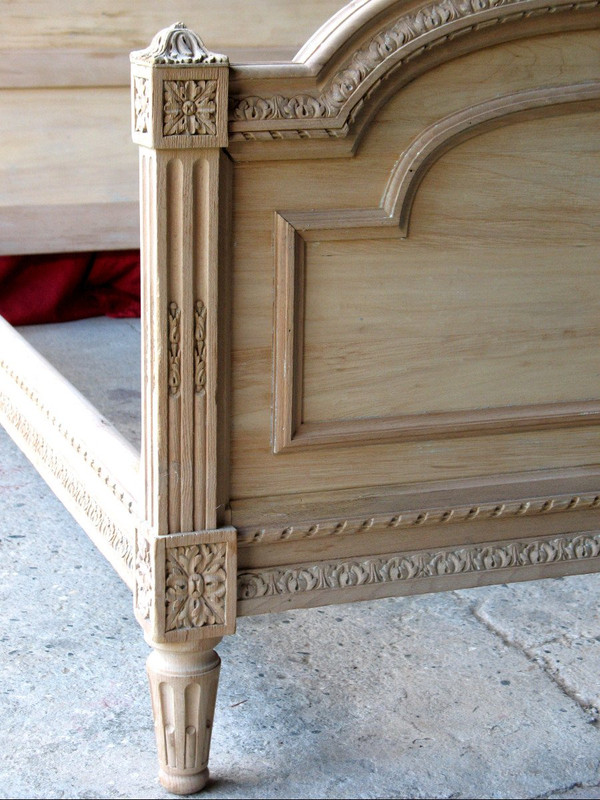 Louis XVI style bed in carved beechwood from the 19th century