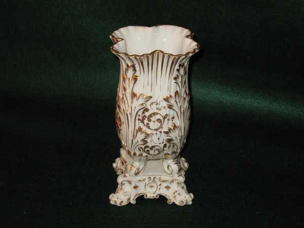 Vase aus Pariser Porzellan mit Blumendekor Restaurationszeit 19. Jahrhundert im Geschmack von Jacob Petit