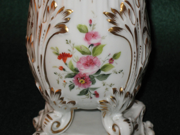 Vase aus Pariser Porzellan mit Blumendekor Restaurationszeit 19. Jahrhundert im Geschmack von Jacob Petit