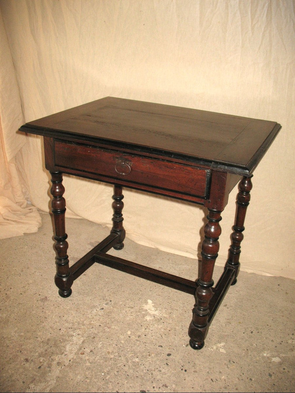 Writing table Louis XIV period in walnut Origin Périgord 17th