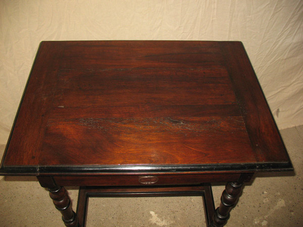 Writing table Louis XIV period in walnut Origin Périgord 17th