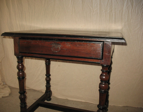 Writing table Louis XIV period in walnut Origin Périgord 17th