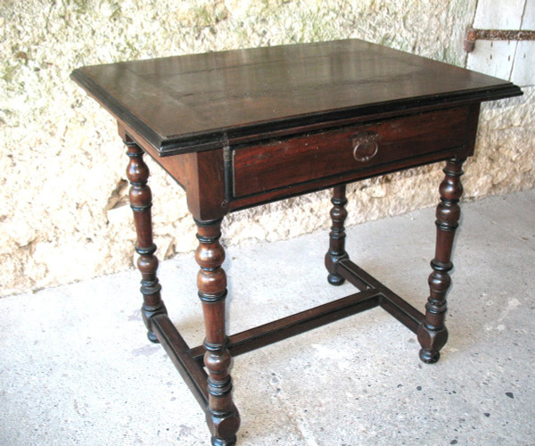 Writing table Louis XIV period in walnut Origin Périgord 17th