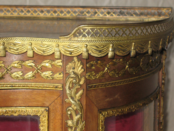 Curved display case in the Louis XVI style, 19th century