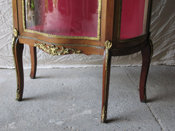 Curved display case in the Louis XVI style, 19th century