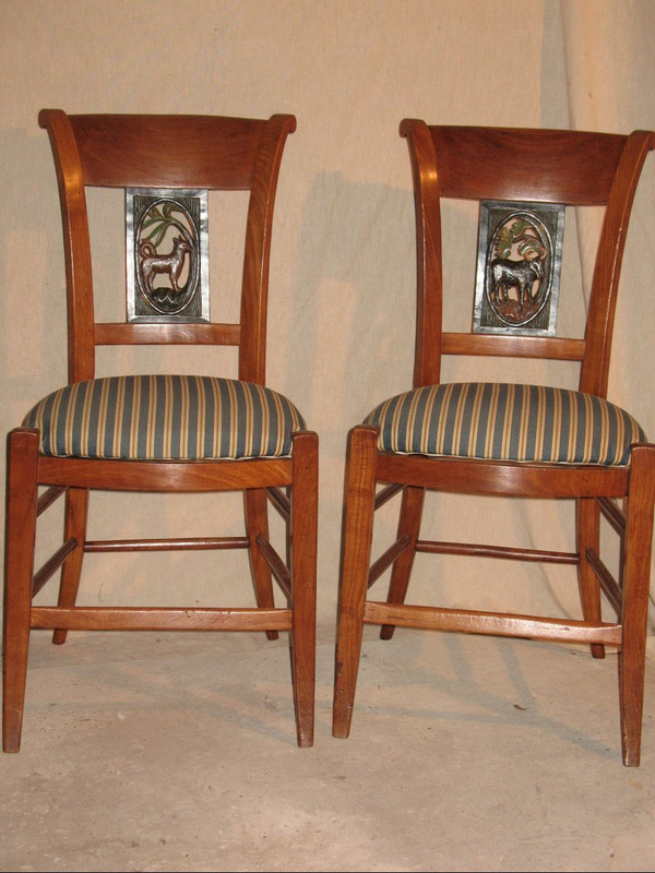 Suite of 4 chairs in cherry wood decorated with animals from the 4 continents