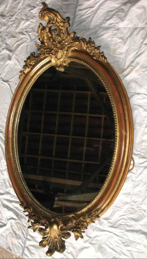 Miroir ovale sculpté en bois et stuc doré à la feuille époque 19ème