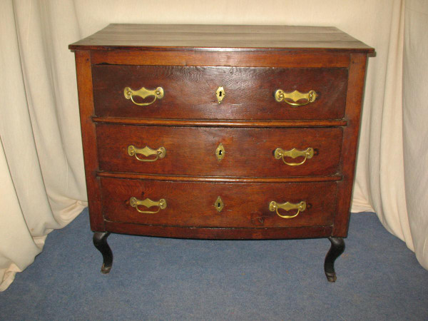 Curved chest of drawers in oak, 18th century