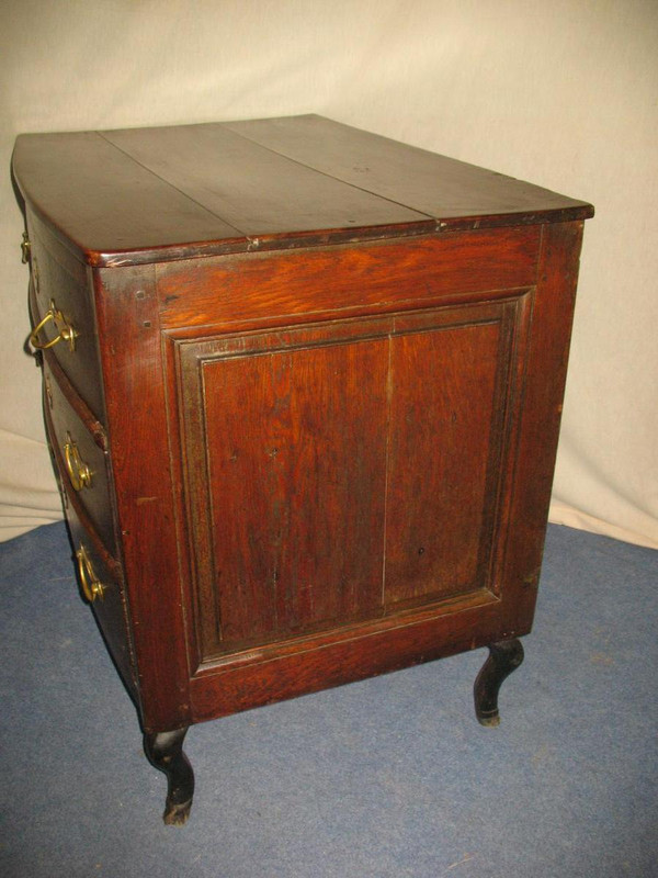 Curved chest of drawers in oak, 18th century