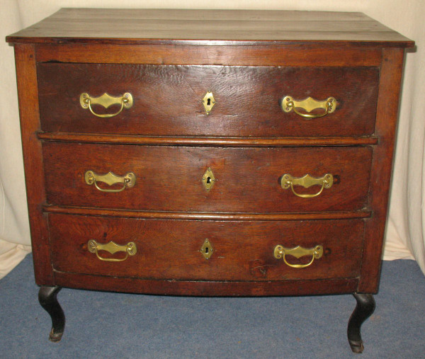 Curved chest of drawers in oak, 18th century