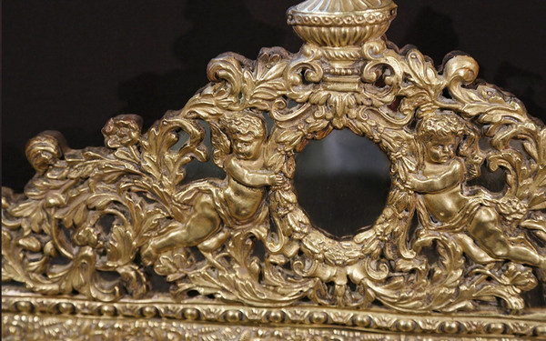 Miroir à pareclose en laiton repoussé  XIXème siècle 