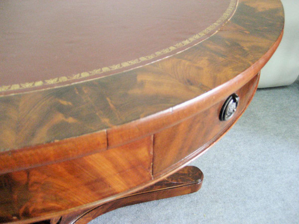 Restoration period pedestal table Flamed mahogany Leather top