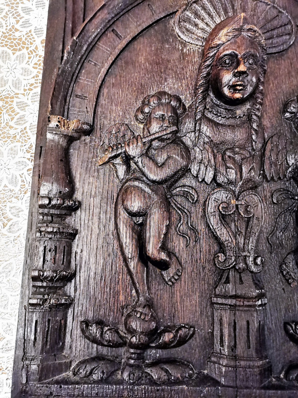 17th century oak panel carved with a Virgin between two Musician Angels, height 48 x width 41 cm